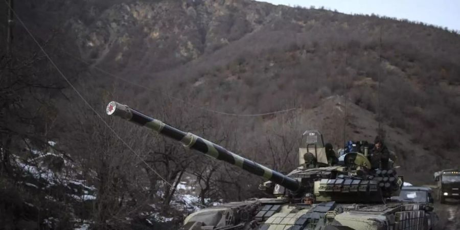 Ein aserbaidschanischer Panzer rollt über eine Strasse, nachdem eine Region in Berg-Karabach in aserbaidschanische Kontrolle übergeben wurde. Foto: Emrah Gurel/AP/dpa