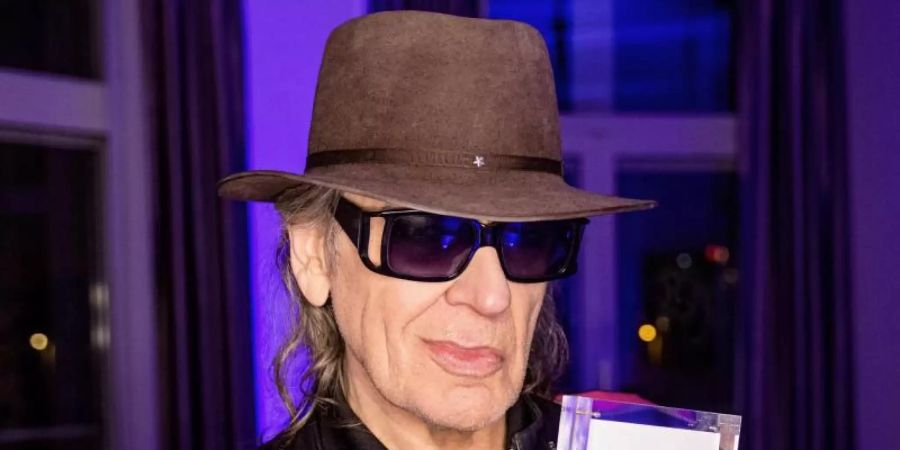 Udo Lindenberg im Hotel Atlantic mit dem Unicef-Ehrenpreis Kinderrechte. Foto: Tine Acke/UNICEF/dpa