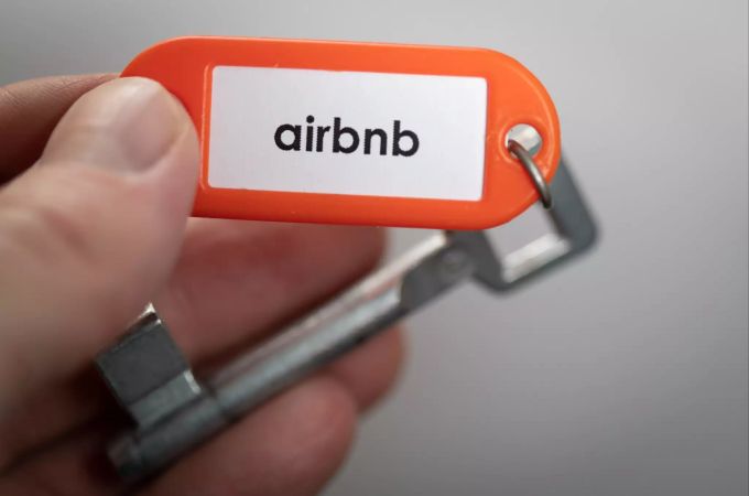 «airbnb» steht auf einem Schlüsselanhänger. Airbnb