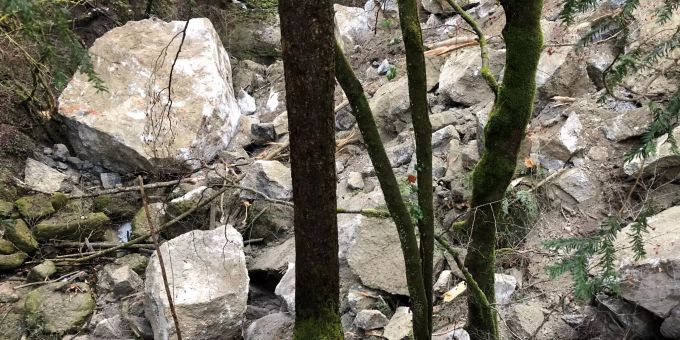 Erneuter Niedergang von ca. 8 bis 14'000 Tonnen Felsmaterial. Felssturz