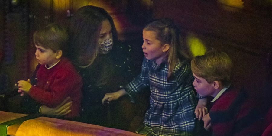 Kate und ihre Kinder Prinz Louis, Prinzessin Charlotte und Prinz George während der Aufführung im London Palladium.