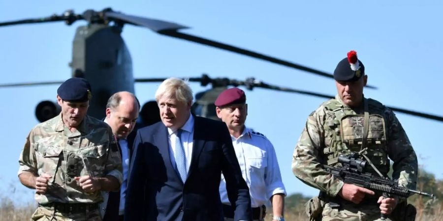 Boris Johnson (m.) bei einem Truppenbesuch in Salisbury