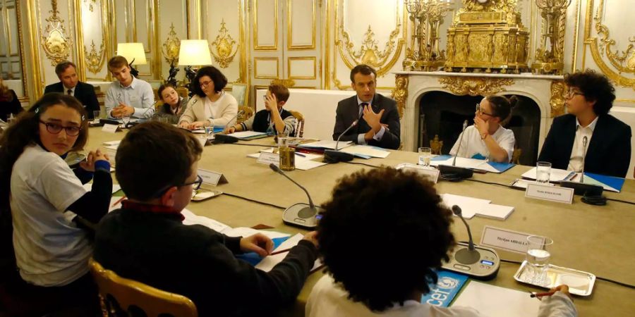 Präsident Emmanuel Macron im Gespräch mit Kindern in seinem Pariser Regierungssitz.