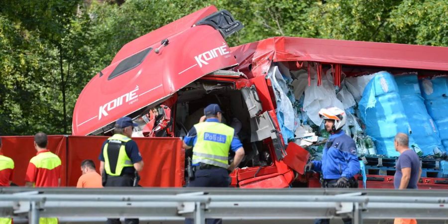 Rettungskräfte im Einsatz bei dem schweren Verkehrsunfall bei Quinto, wenige Kilometer vor dem Gotthardsuedportal auf der Autobahn A2.