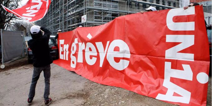 Die Chauffeure demonstrieren vor der Genfer Zentrale vom Fahrdienst Uber. Die Chauffeure demonstrieren vor der Genfer Zentrale vom Fahrdienst Uber.