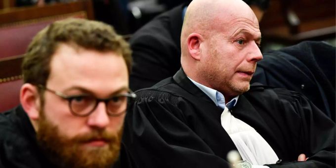 Anwalt Sven Marty (rechts) bekommt Zeit, sich in die Akten des mutmasslichen Paris-Terroristen einzulesen. Anwalt Sven Marty (rechts) bekommt Zeit, sich in die Akten des mutmasslichen Paris-Terroristen einzulesen.