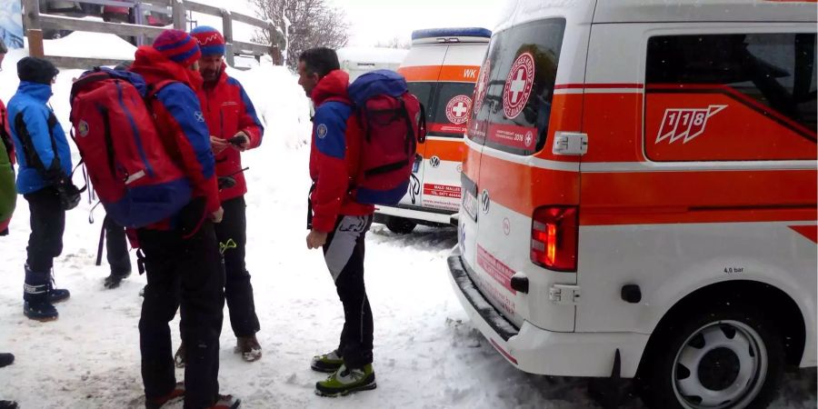 Eine Lawine in Südtirol hat mehrere Skifahrer aus Deutschland mitgerissen und ein Kind und dessen Mutter getötet.