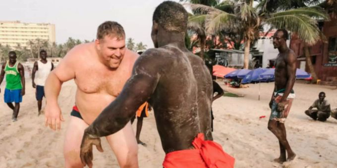 Der Schwinger beim Strandtraining. Der Schwinger beim Strandtraining.