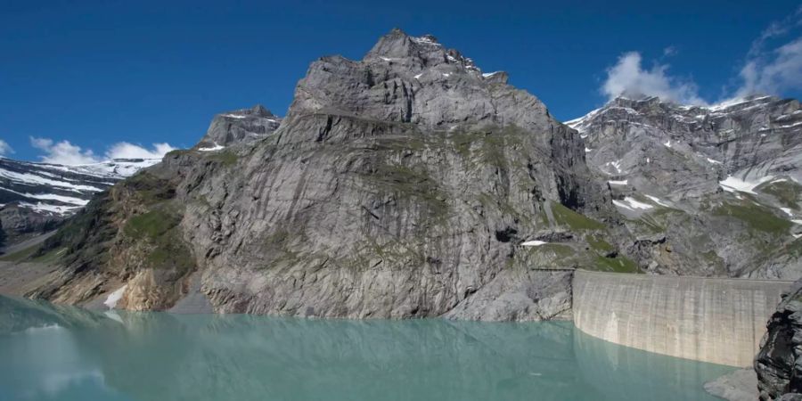 Die Staumauer am Limmernsee im Glarner Grosstal bei Tierfehd im Kanton Glarus.