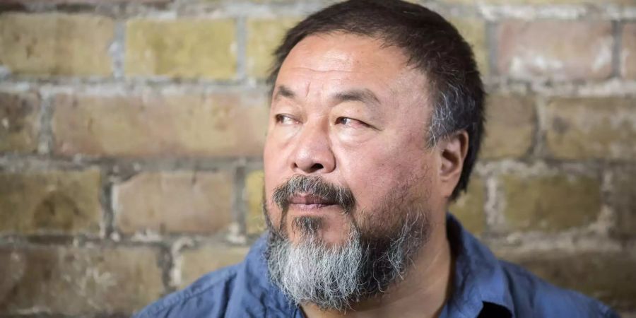 Der chinesische Künstler Ai Weiwei steht in seinem Atelier im Prenzlauer Berg.