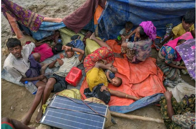 Der Konflikt zwischen der buddhistischen Regierung in Myanmar und der muslimischen Minderheit der Rohingya wird immer brutaler. Der Konflikt zwischen der buddhistischen Regierung in Myanmar und der muslimischen Minderheit der Rohingya wird immer brutaler.