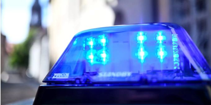 Ein leuchtendes Blaulicht der Polizei. (Symbolbild) Leichtflugzeug