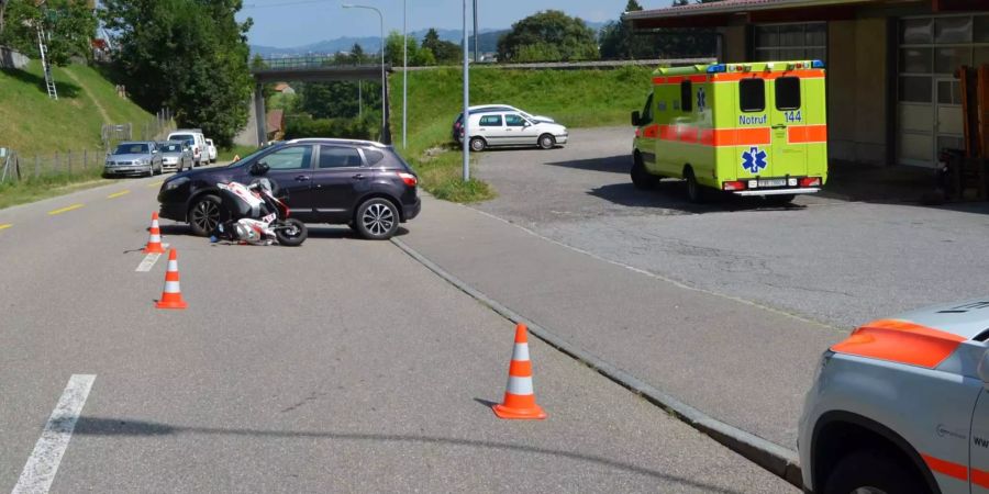 In Waldstatt AR kam ein Roller nach dem Zusammenprall mit einem Auto zu Fall.