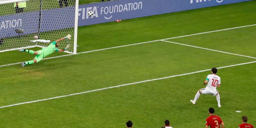 Ab in den Bügel. Karim Ansarifard trifft gegen Portugal in der 93. Minute. Doch der Ausgleich fällt zu spät, der Iran muss sich bereits in der Gruppenphase verabschieden.