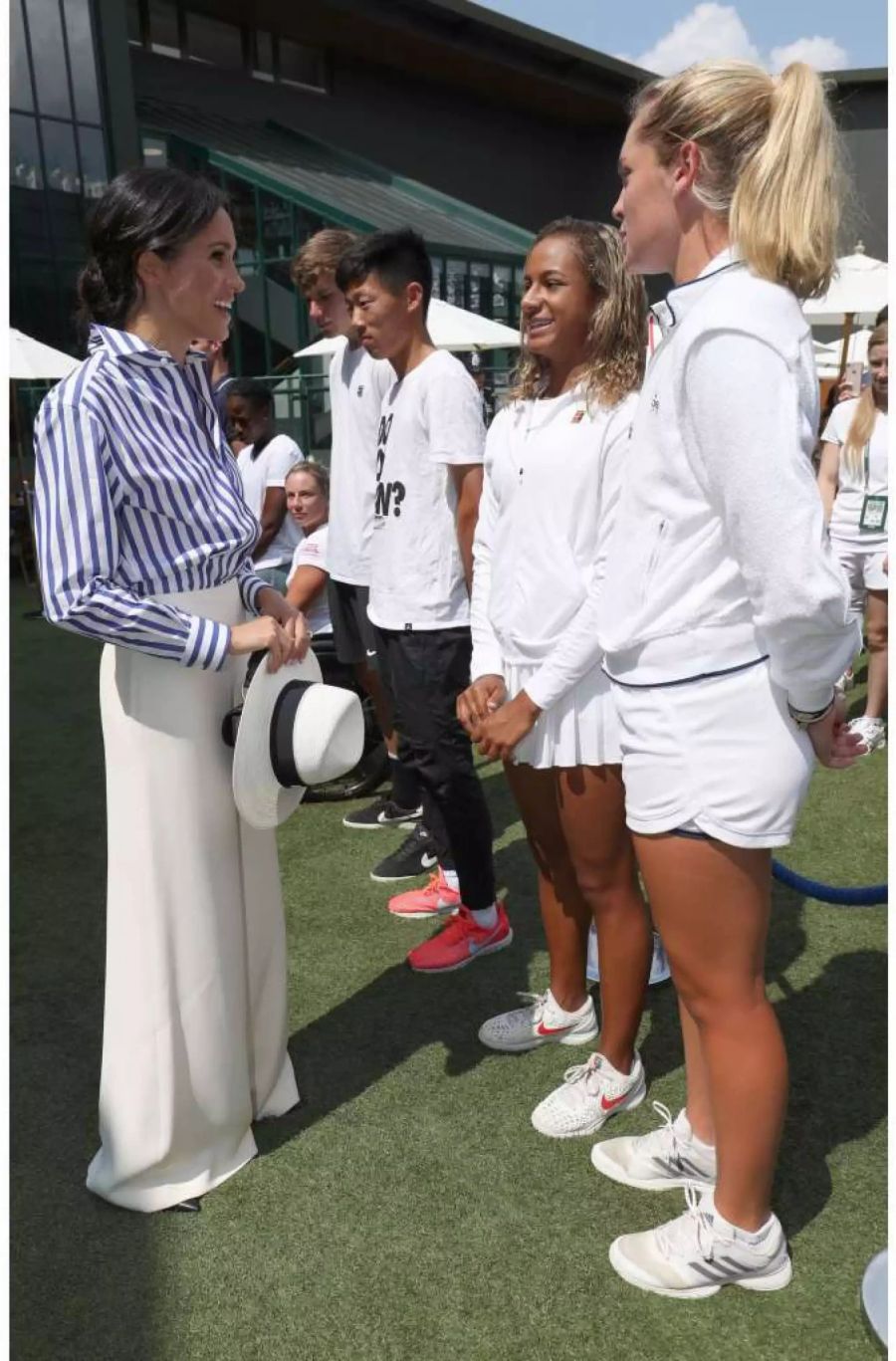 Meghan wählte ein Outfit von Ralph Lauren.