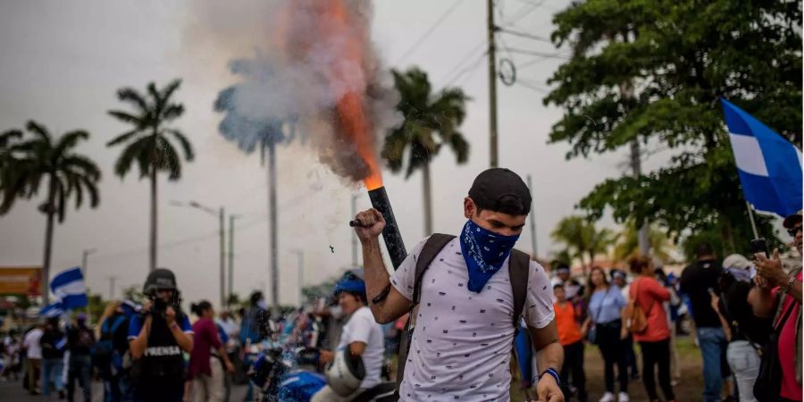 Tausende Studenten in Nicaragua demonstrieren gegen Präsident Daniel Ortega. Bei den Protesten kommt es immer wieder zu Toten unter den Demonstranten. Sowohl der Vater der Studentin als auch ein Freundin versichern, dass sich die sie sich nicht an den Protesten beteiligt habe.