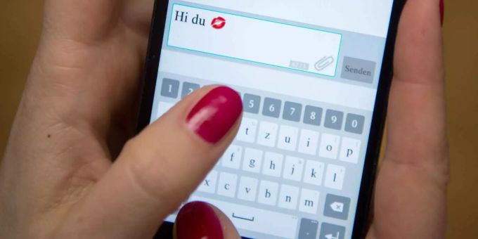 Eine Frau tummelt sich auf dem Smartphone auf einer Dating-App. Dating