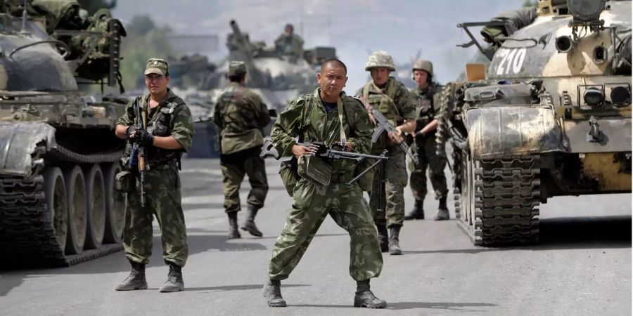 Russische Soldaten blockieren eine Strasse in der georgischen Stadt Gori.