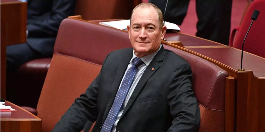 Der australische Senator Fraser Anning sitzt bei einer Session im Parlamentsgebäude in Canberra.