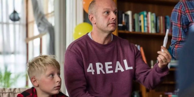 Wenn der Knirps das Thermometer mit dem positiven Schwangerschaftstest verwechselt, kann der Haussegen schon mal schief hängen. Wenn der Knirps das Thermometer mit dem positiven Schwangerschaftstest verwechselt, kann der Haussegen schon mal schief hängen.