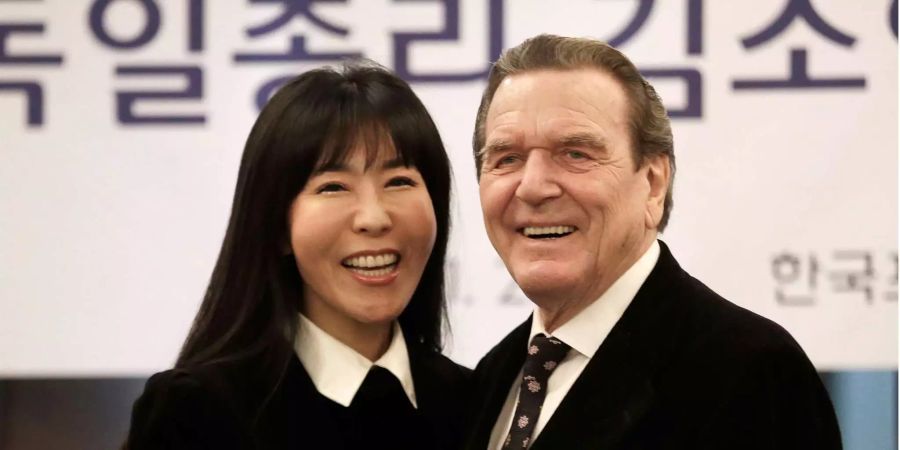 Eine Hochzeit ist bei dem internationalen Paar nicht genug: Gerhard Schröder und Soyeon Kim wollen nach der Hochzeit in Seoul im Herbst nochmals in Berlin heiraten.