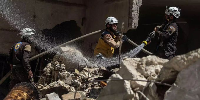 Haben in der Idlib-Provinz viel zu tun: Nach einer Explosion in der Stadt Ariha Ende Mai haben die einheimischen Feuerwehrleute alle Hände voll zu tun. Haben in der Idlib-Provinz viel zu tun: Nach einer Explosion in der Stadt Ariha Ende Mai haben die einheimischen Feuerwehrleute alle Hände voll zu tun.