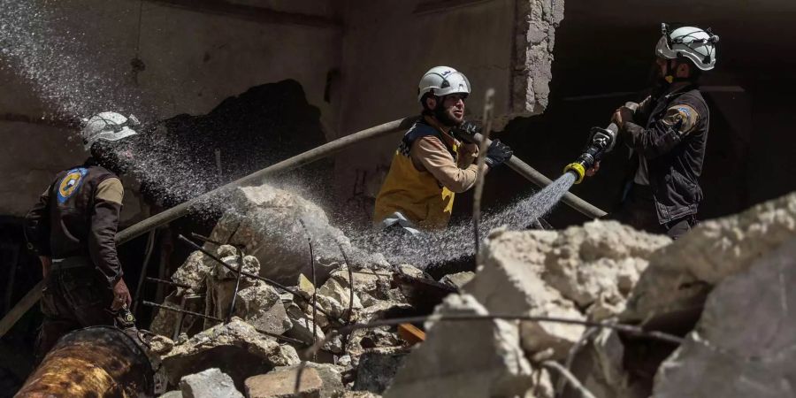 Haben in der Idlib-Provinz viel zu tun: Nach einer Explosion in der Stadt Ariha Ende Mai haben die einheimischen Feuerwehrleute alle Hände voll zu tun.