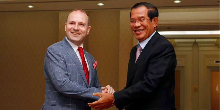 Kambodschas Präsident Hun Sen (r.) mit Anton Caragea, Überwacher der Wahlen in Kambodscha.