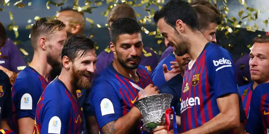 Die erste Trophäe konnten Lionel Messi, Luis Suarez und Sergio Busquets (v.l.n.r) bereits erringen.