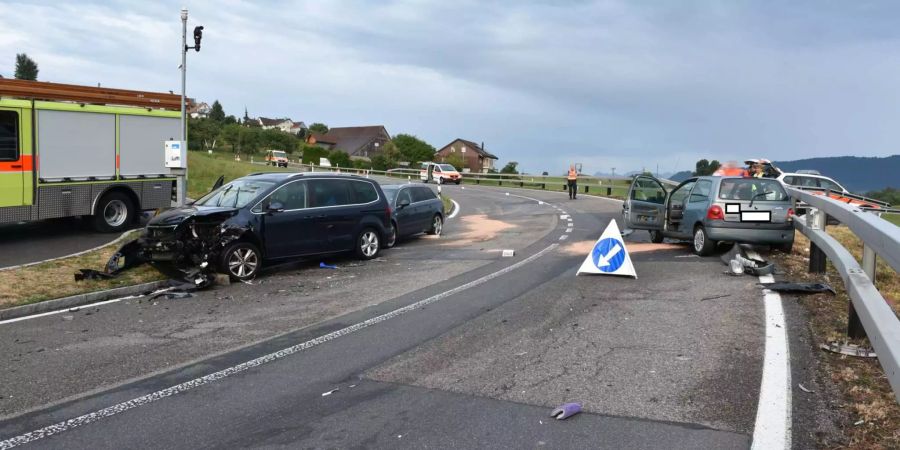 Drei kollidierte Autos nach einer Linkskurve bei Hirzel ZH.