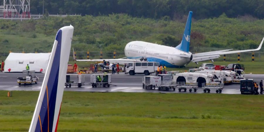 Das Flugzeug kam erst nach der Landebahn zu stehen.