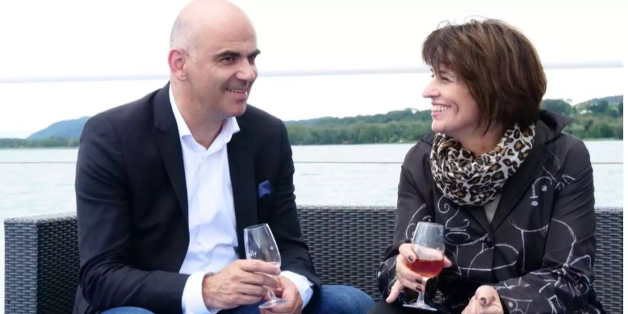 Auch Alain Berset geniesst gerne mal ein Glas Wein. Mehr als zwei sollen es aber nicht mehr sein, sagt die beim Gesundheitsminister angesiedelte Alkoholkommission.