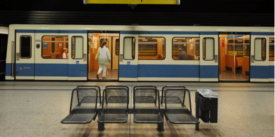 In der Münchner U-Bahn soll eine junge Frau vergewaltigt worden sein (Symbolbild).