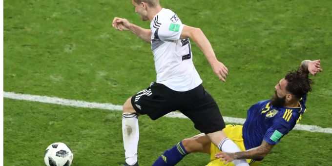 Das Foul, das Deutschland das 2:1 ermöglichte. Das Foul, das Deutschland das 2:1 ermöglichte.