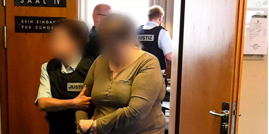 Die Mutter des missbrauchten Jungen aus Staufen (D) wird bei einem der ersten Prozesstage aus dem Verhandlungsraum geführt.