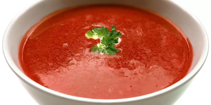 Eine Suppe soll beim Abkühlen helfen? Genau! Zumindest, wenn sie bereits kühl serviert wird, wie die Gazpacho. Wahlweise mit Tomaten oder Gurken herzustellen.