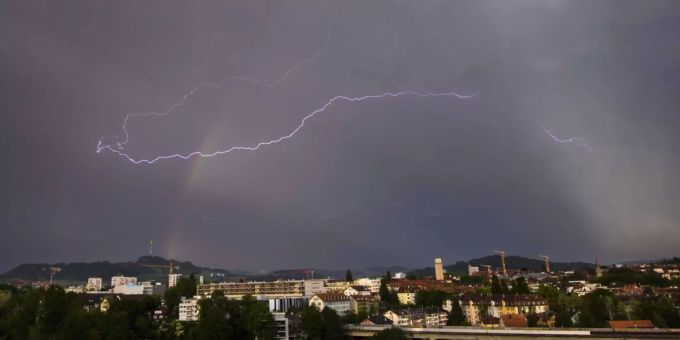 Im Kanton Bern - Umgestürzte Bäume und Überflutungen nach Gewitter