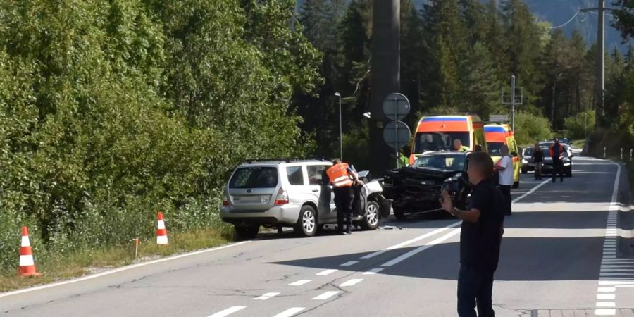 Die Polizei und die Ambulanz sind beim Unfall in Laax vor Ort.