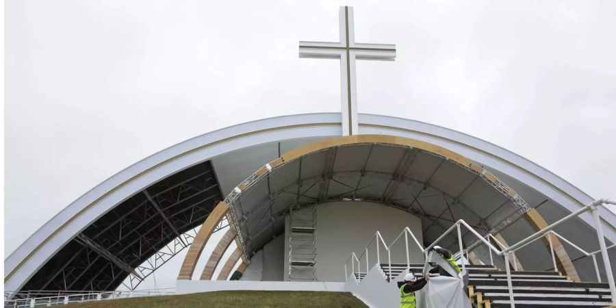 Arbeiter sind bei den Vorbereitungen für den Bau der Bühne im Phoenix Park zu sehen, wo Papst Franziskus am Sonntag, den 26. August, die Abschlussmesse des Internationales Weltfamilientreffen der Katholischen Kirche 2018 halten wird.