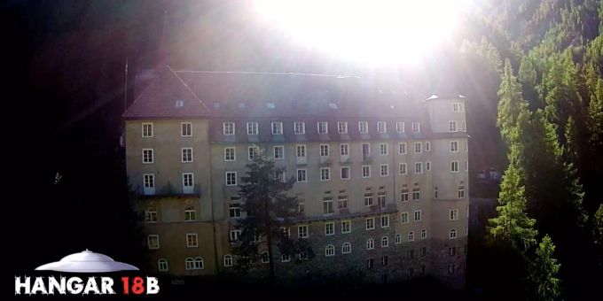 Sonnenaufgang über dem «Geisterhotel» im Val Sinestra. Sonnenaufgang über dem «Geisterhotel» im Val Sinestra.