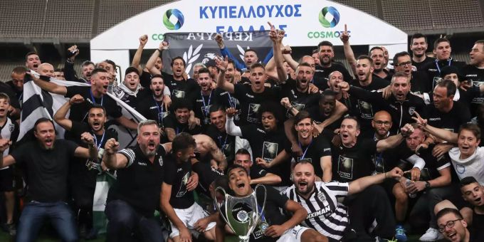 Die Spieler von PAOK feiern den Cupsieg. Die Spieler von PAOK feiern den Cupsieg.