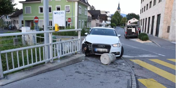 Durch die Kollision war das Auto auf die linke Seite gekippt. Durch die Kollision war das Auto auf die linke Seite gekippt.