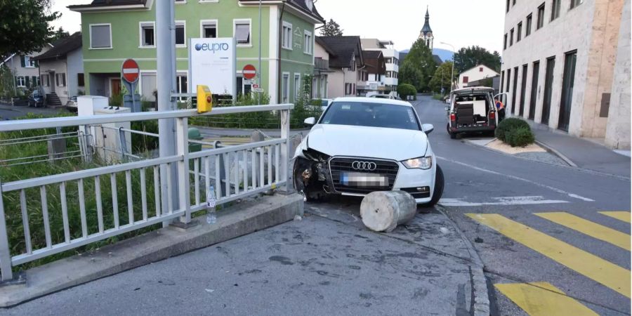 Durch die Kollision war das Auto auf die linke Seite gekippt.