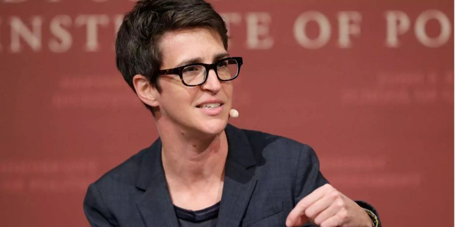 Rachel Maddow ist in den USA eine bekannte Moderatorin und hat täglich eine Livesendung bei dem Nachrichtensender MSNBC.