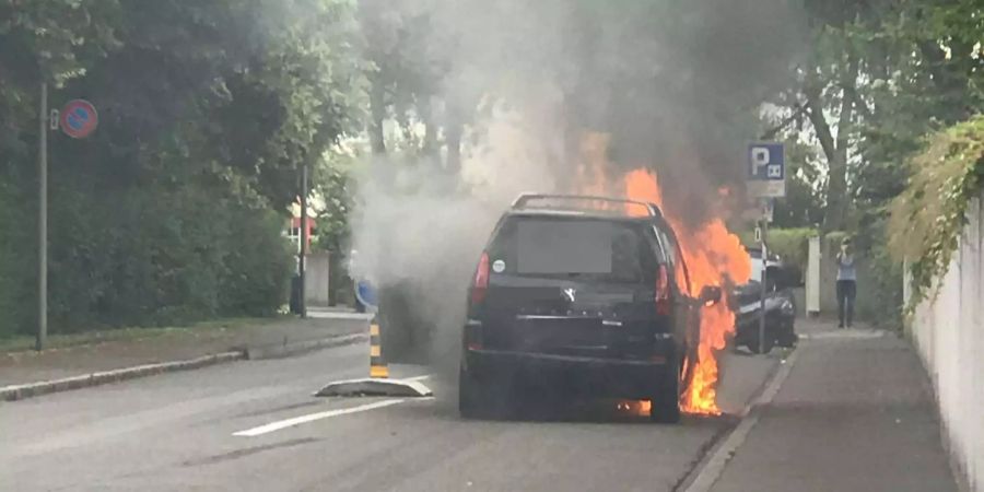 Der Fahrzeugbrand erforderte am Montagmorgen einen Feuerwehreinsatz.