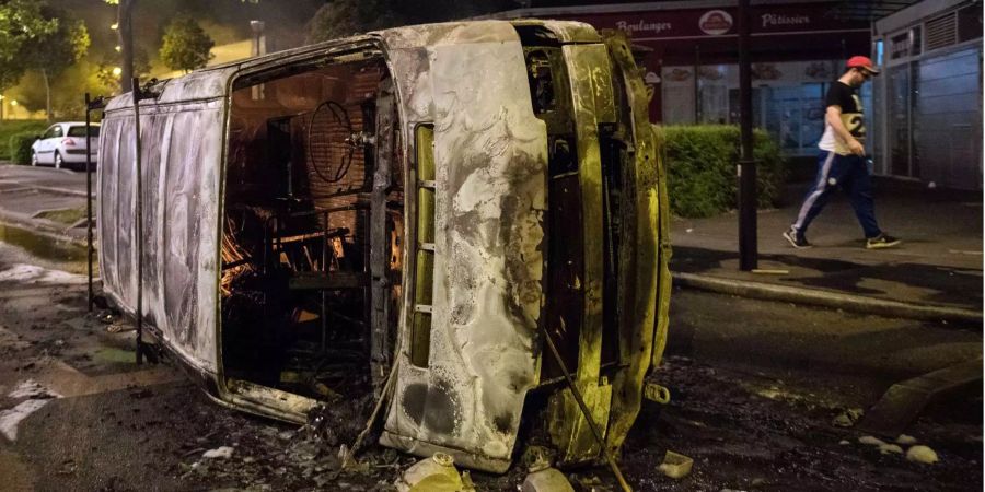 Die Gewalt in Nantes geht zurück — trotzdem brennen noch einige Autos.