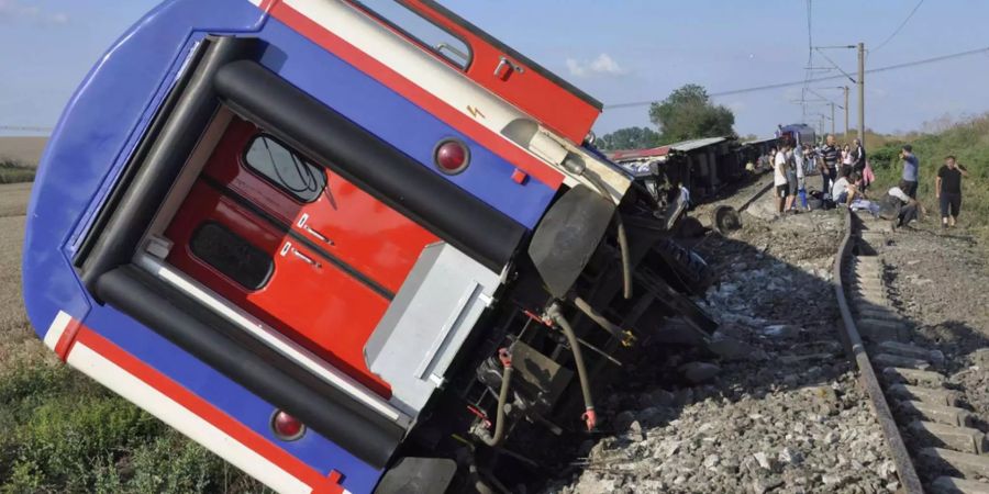 Bei dem Zugunglück sind sechs Waggons in der Nähe des Dorfes Sarilar entgleist.