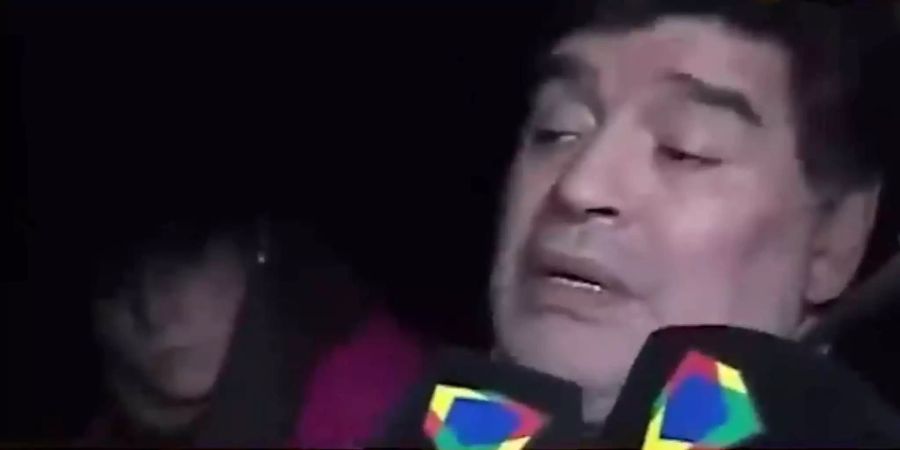 Kaum ein verständliches Wort bringt Diego Maradona beim Interview mit der Newsplattform «El Canciller» über die Lippen.