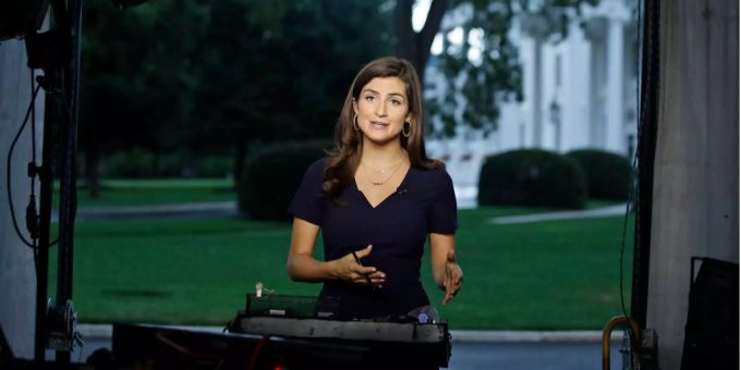 Kaitlan Collins, eine Reporterin des CNN, wurde der Zutritt zur Pressekonferenz zwischen Trump und Juncker verboten. Kaitlan Collins, eine Reporterin des CNN, wurde der Zutritt zur Pressekonferenz zwischen Trump und Juncker verboten.