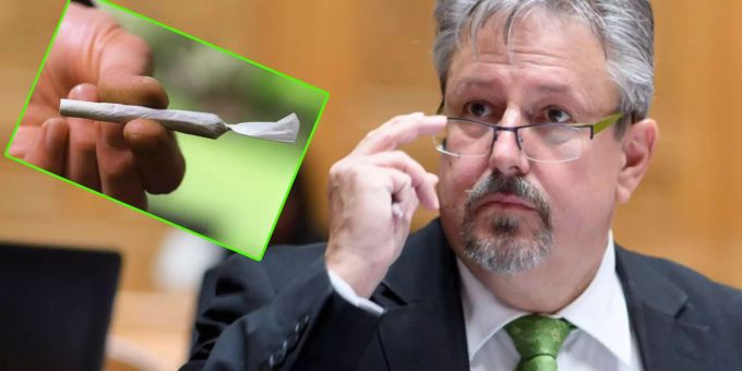 GLP-Nationalrat Beat Flach hat das Auge fürs Wesentliche: Wenn Kiffen der AHV nützt, greift er den Jungen Grünliberalen unter die Arme. GLP-Nationalrat Beat Flach hat das Auge fürs Wesentliche: Wenn Kiffen der AHV nützt, greift er den Jungen Grünliberalen unter die Arme.